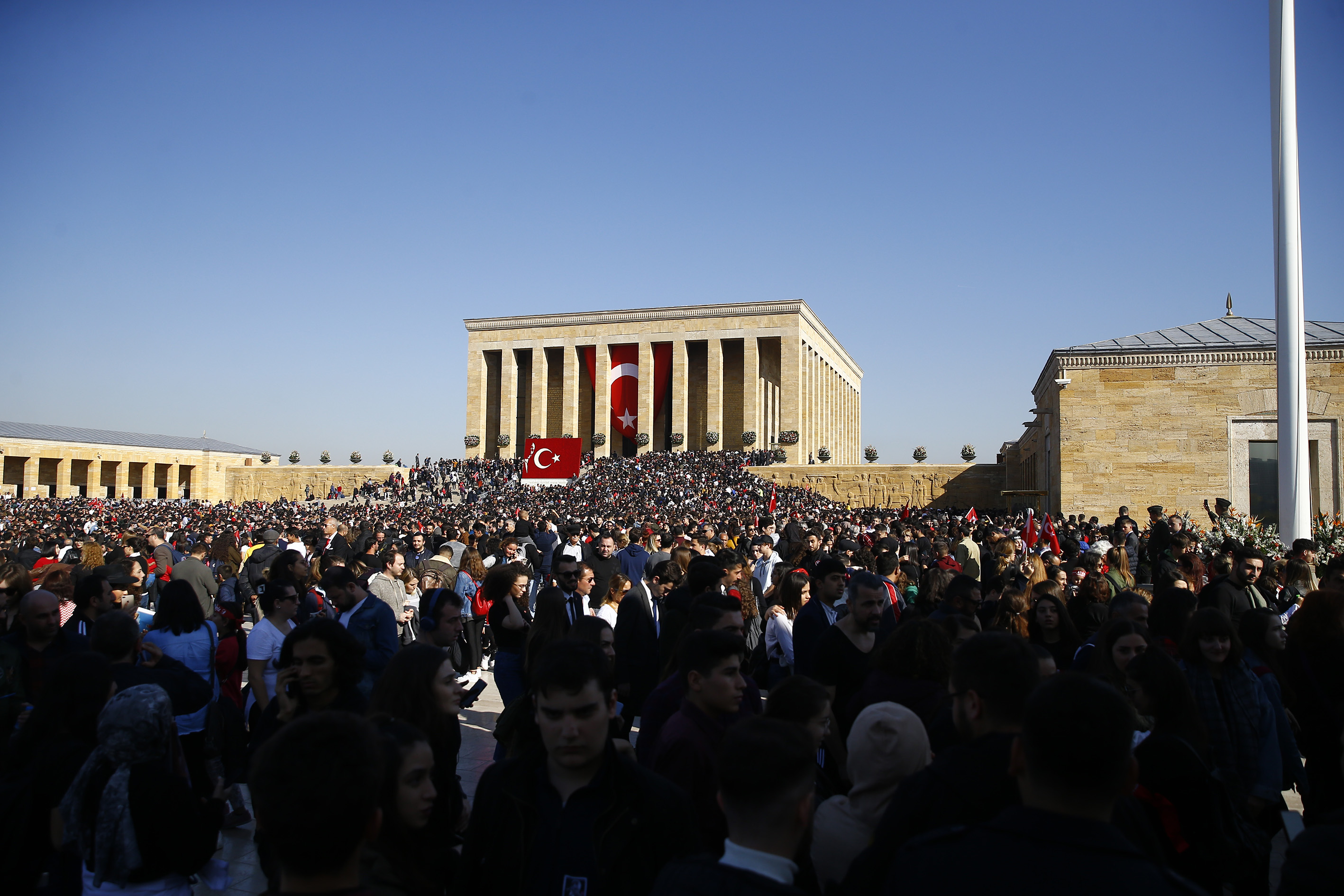 Türkiye Cumhuriyeti'nin kurucusu Büyük Önder Mustafa Kemal Atatürk, ebediyete intikalinin 81'inci yılında Anıtkabir'de düzenlenen devlet töreniyle anıldı. Anıtkabir, resmi törenden sonra ziyaretçilere açıldı.