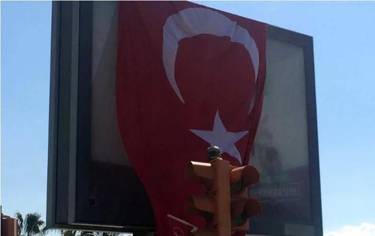 HDP’nin seçim afişlerine saldırı