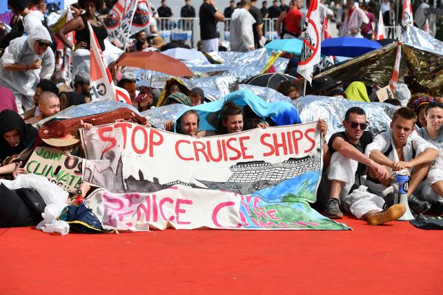 Venedik'te çevrecilerden büyük gemi protestosu