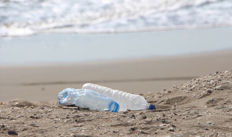 'Plastik ham maddesi sahil kumlarına karıştı; bir avuç kumda 200 tane var'