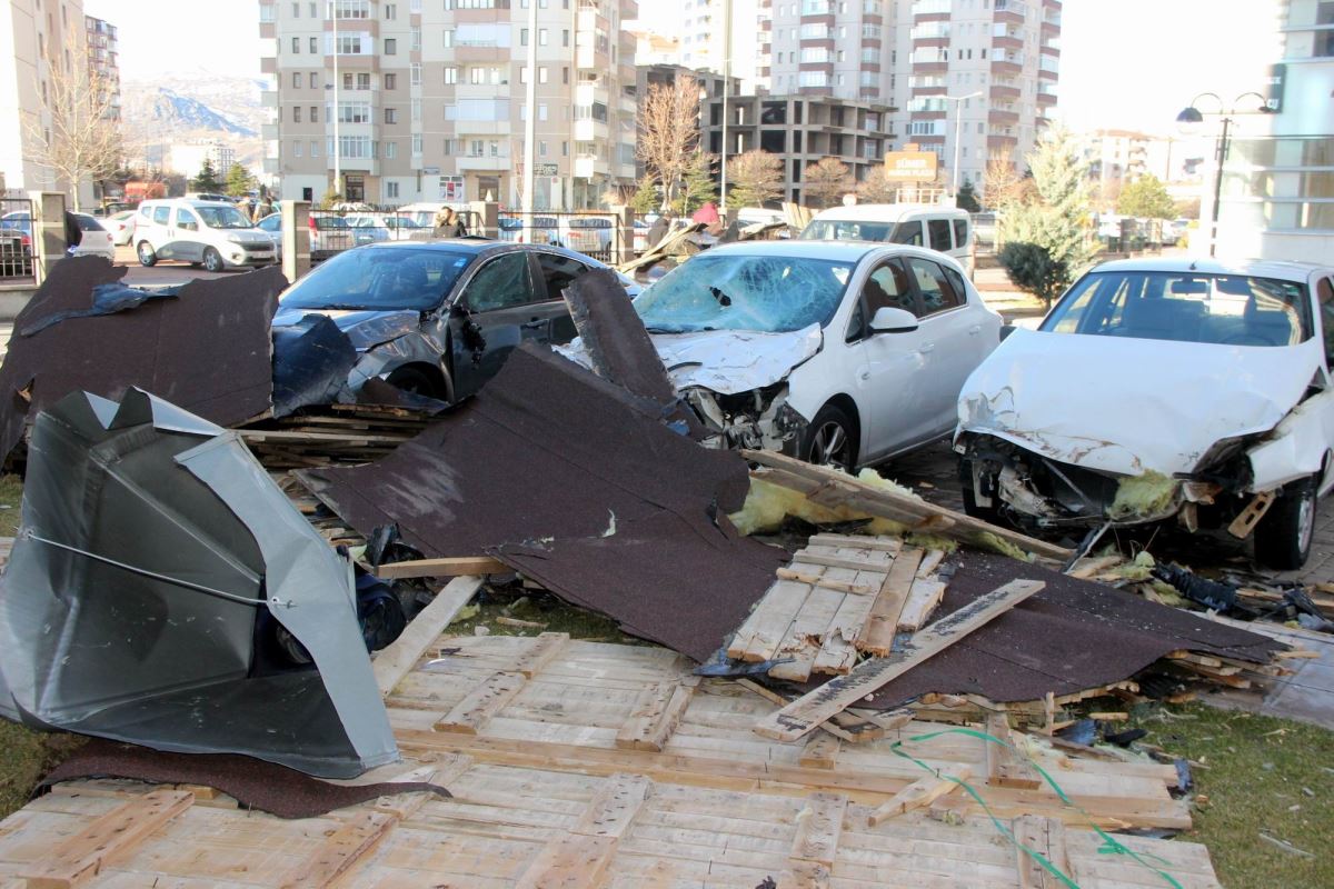 Rüzgarın oluşturduğu hasar ise gün ağarınca ortaya çıktı. Çatıdan düşen parçalar araçların üzerine düşerken, çok sayıda araçta büyük çapta maddi hasar meydana geldi.