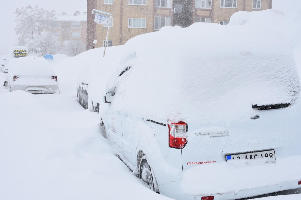 Bitlis ve ilçelerinde etkili olan kar yağışı, hayatı olumsuz etkiliyor. Kent merkezinde 1 metre 70 santimetreyi bulan kar, yüksek kesimlerde ise 2 metreyi aştı.
