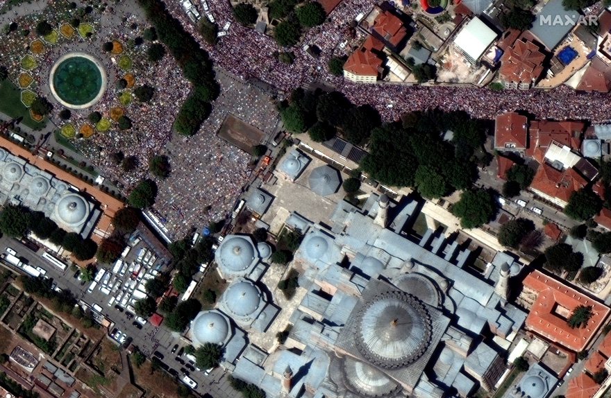 Cuma günü çekilen, Ayasofya kalabalığının uydu fotoğrafları ortaya çıktı