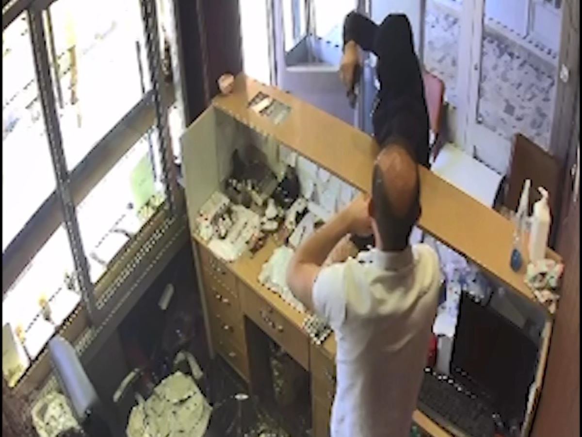 Şanlıurfa'da maske takan kişi, kuyumcuyu silahla tehdit ederek soygun yaptı