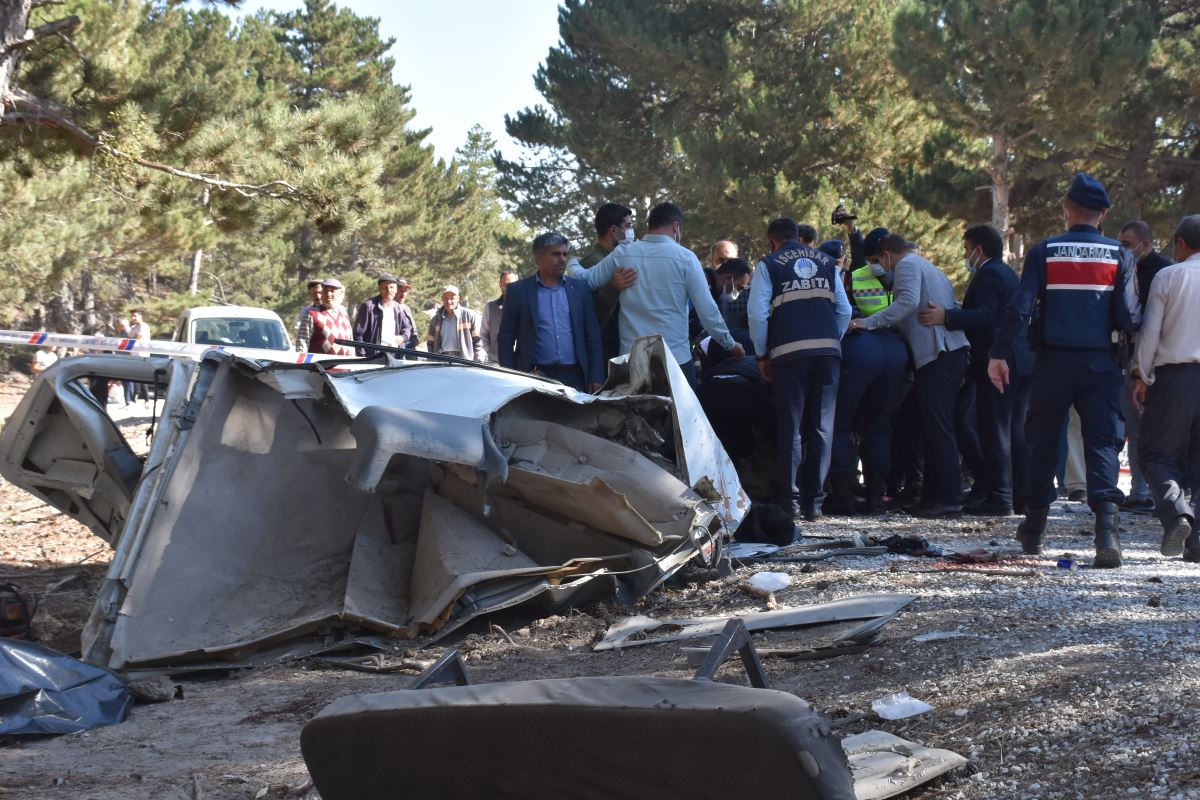 Afyonkarahisar'daki kaza yasa boğdu: Gözyaşları ile izlediler