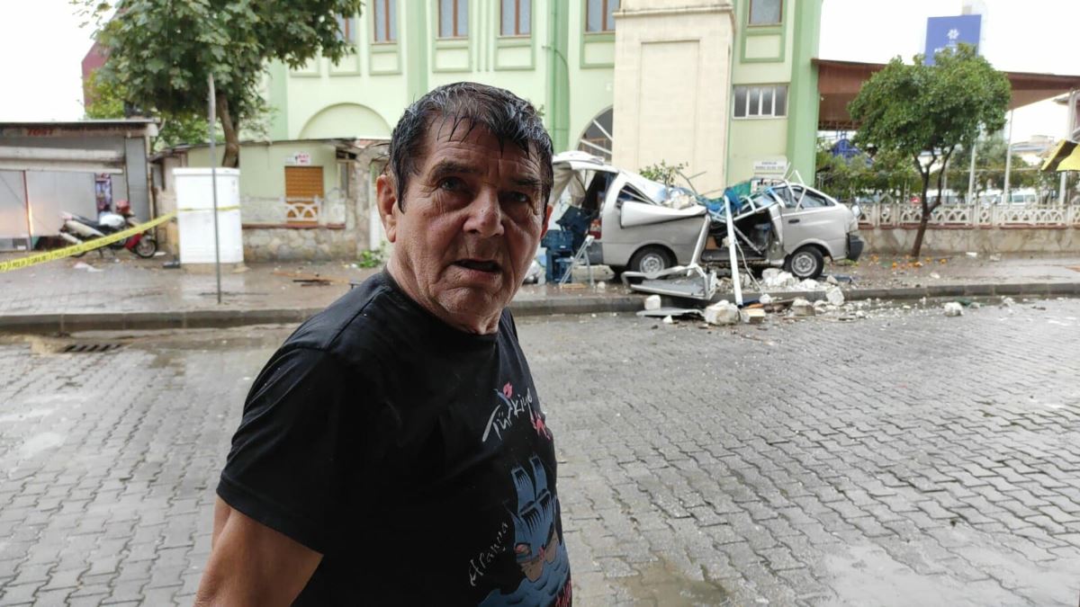 Aydın'da şiddetli fırtına: Çatılar uçtu, ağaçlar söküldü
