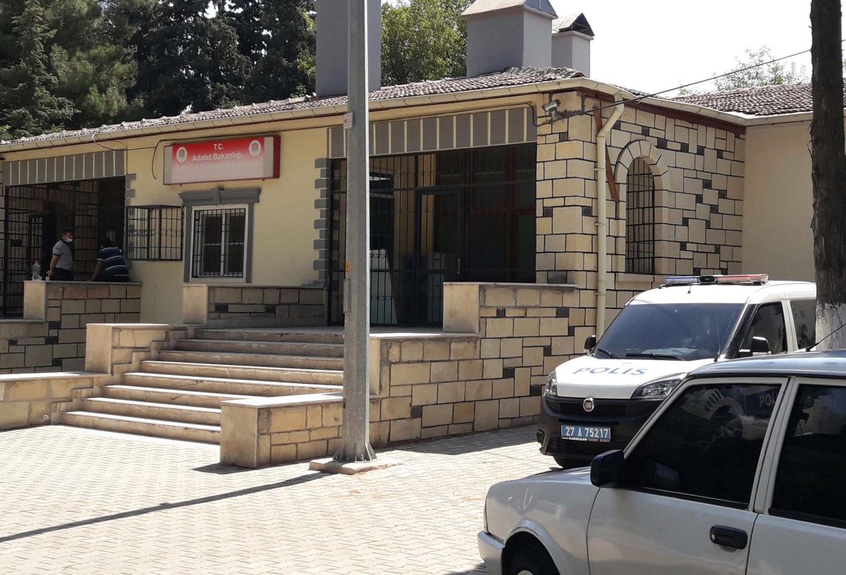 Gaziantep'te Ahmet Bozkurt isimli şahıs evinin önünde bıçaklı saldırıya uğradı ve yaşamını yitirdi