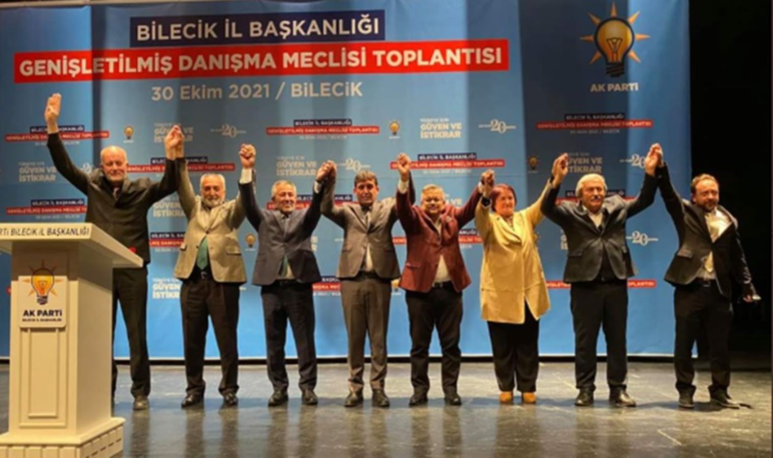 CHP'den istifa eden iki meclis üyesi AKP'ye geçti