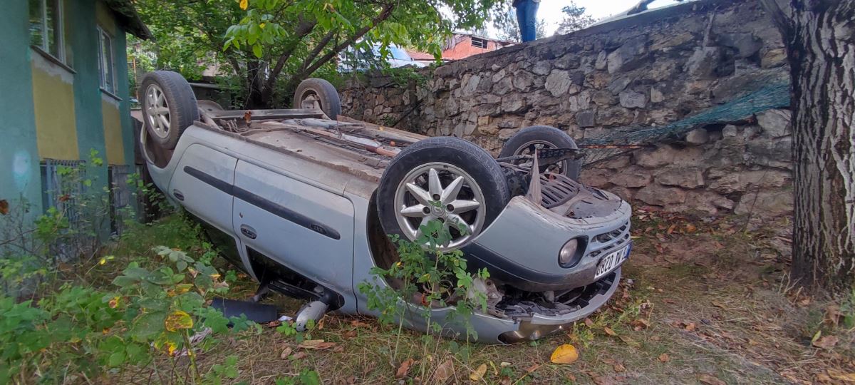 Karabük'te bir sürücü direksiyon hakimiyetini kaybetti ve evin bahçesine düştü: 2 yaralı