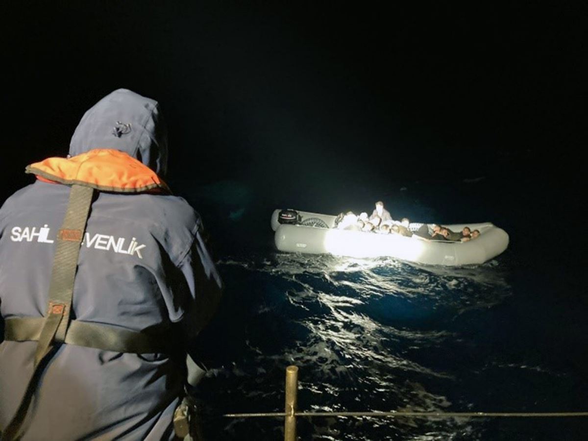 Sahil Güvenlik ekipleri, Türk kara sularında bulunan 131 düzensiz göçmeni kurtardı