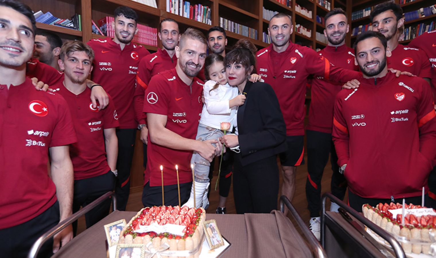A Milli Futbol Takımı kampında Caner Erkin'in doğum günü kutlandı