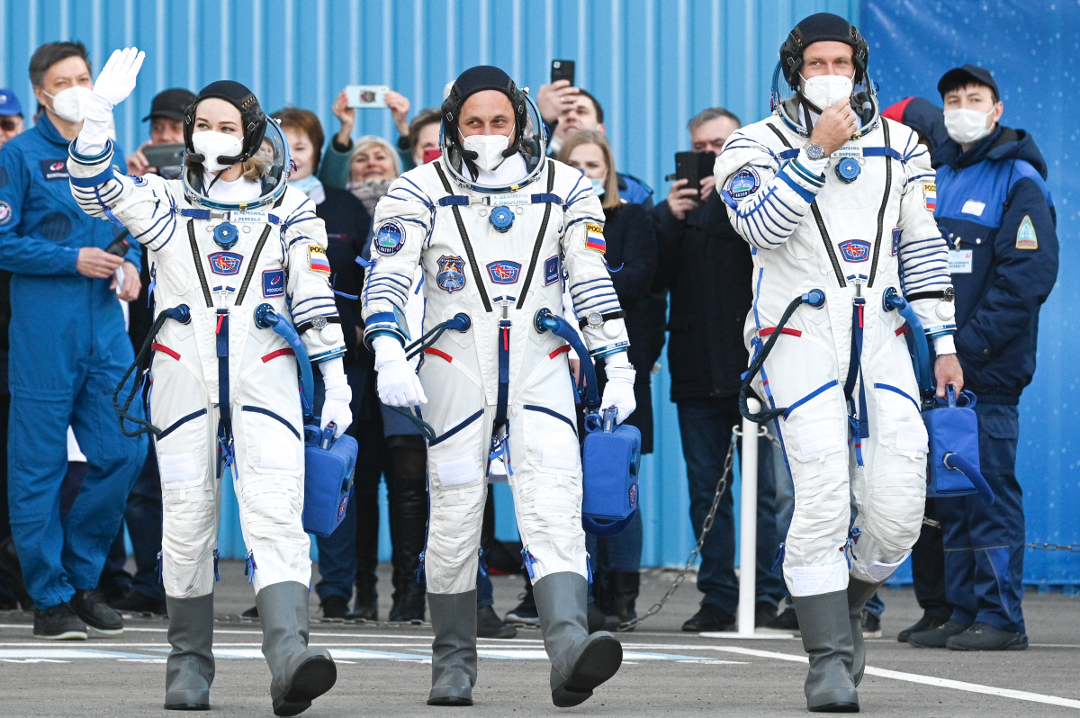 Dünyanın uzayda çekilecek ilk filminin ekibi yola çıktı