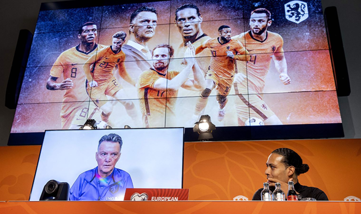 Hollanda Milli Takım Teknik Direktörü Van Gaal, sakatlığı nedeniyle sahada olamayacak