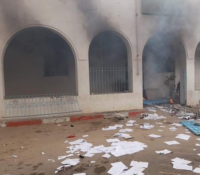 Tunus’ta çıkan şiddetli çatışma sonucu polis karakolu ateşe verildi