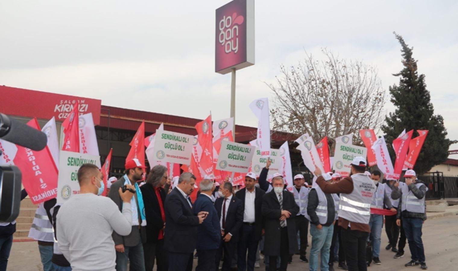 Tekgıda-İş'ten Doğanay'a protesto: İşvereni fabrikanın önünden uyarıyoruz