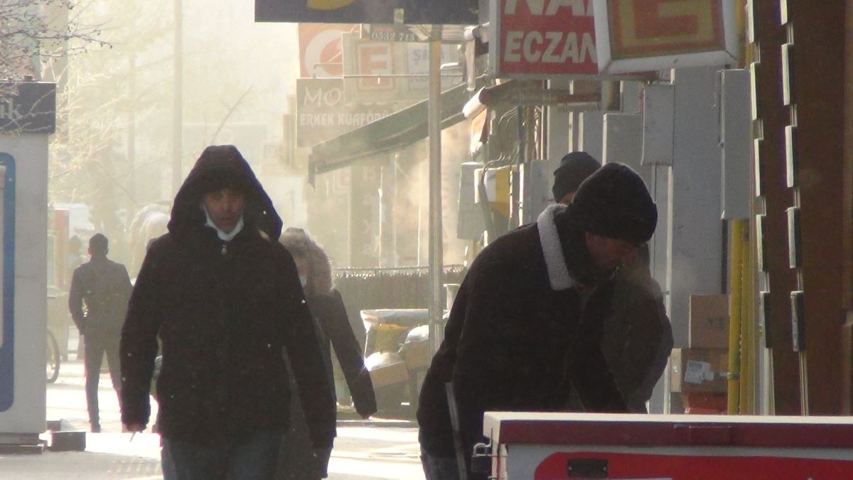 Kars'ta soğuktan yurttaşların kirpikleri buz tuttu