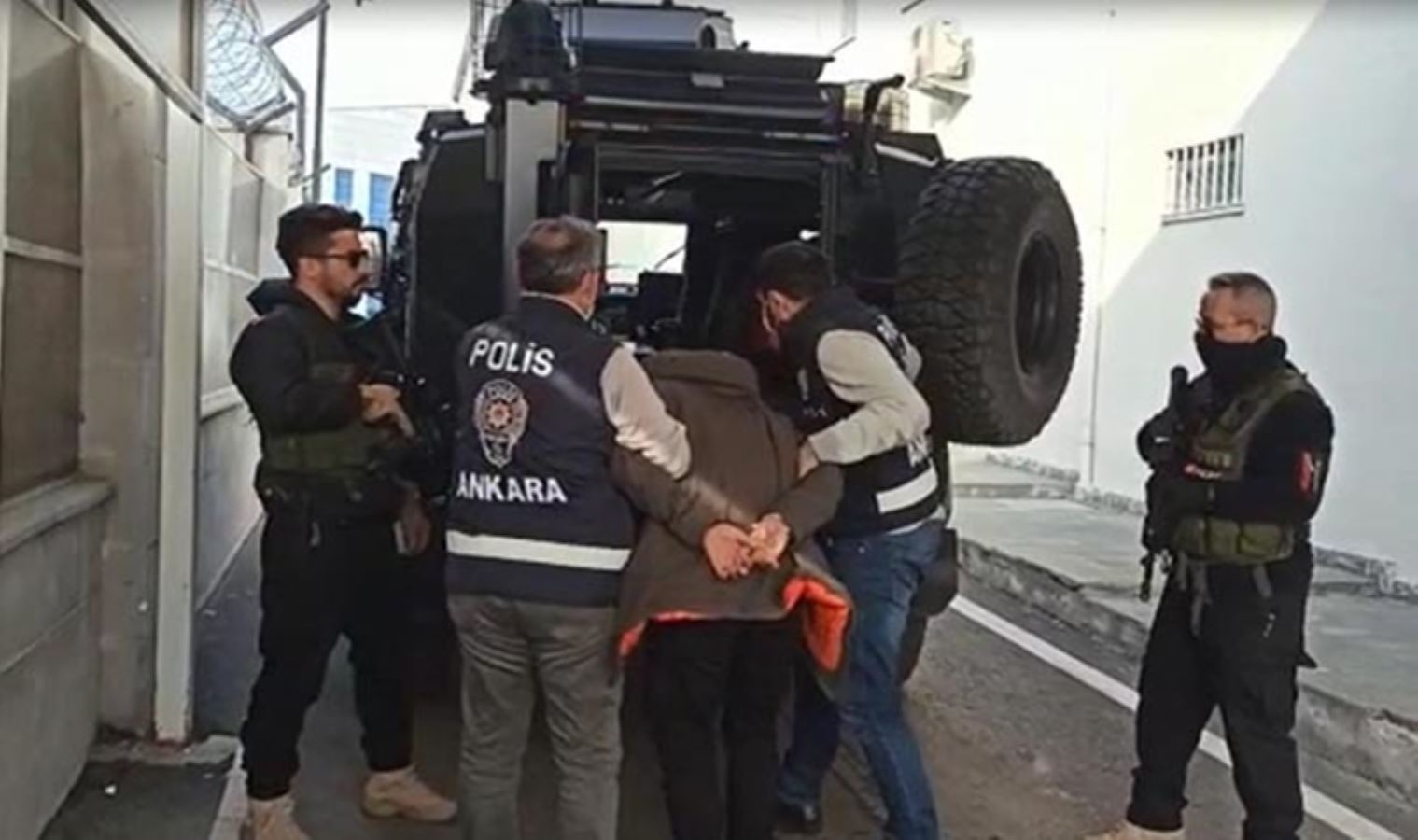 Türkiye'ye sahte pasaportla girmeye çalışan IŞİD'liye gözaltı