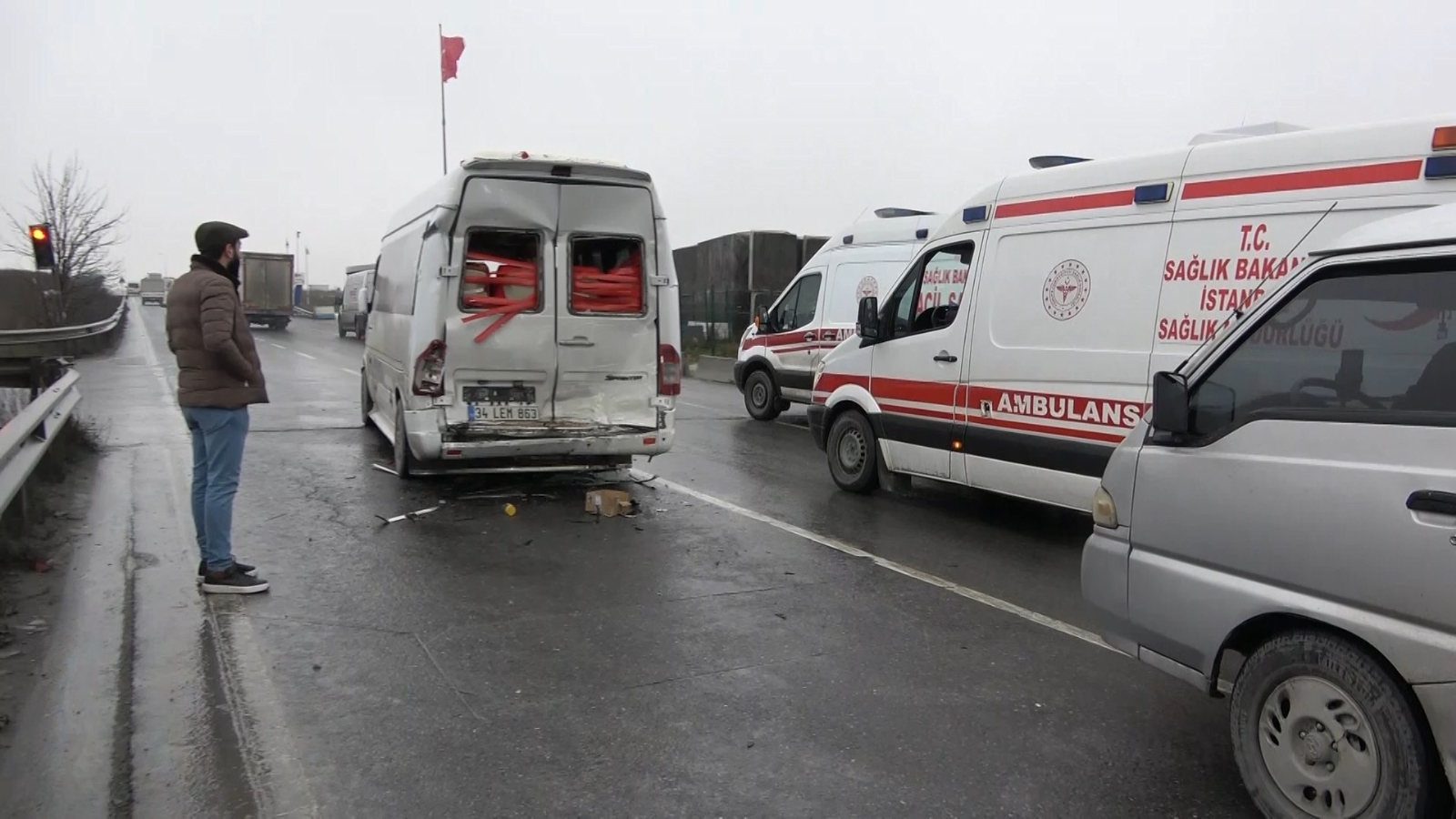 Arnavutköy’de işçi servisi ile TIR çarpıştı: 10 işçi yaralandı