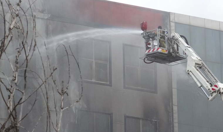 Tuzla’da kozmetik fabrikasında yangın çıktı