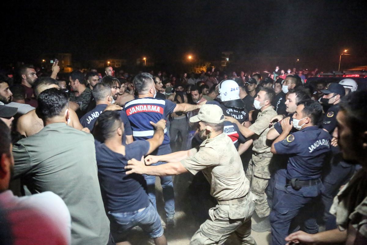 Bakan Çavuşoğlu Manavgat'ta yurttaşlarla bir araya geldi, kalabalıktan tepkiler yükseldi