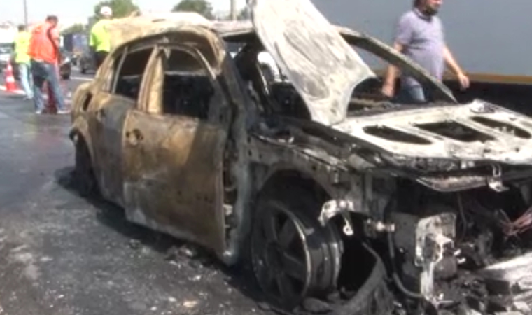 TEM Otoyolu'nda yanan araç alev topuna döndü