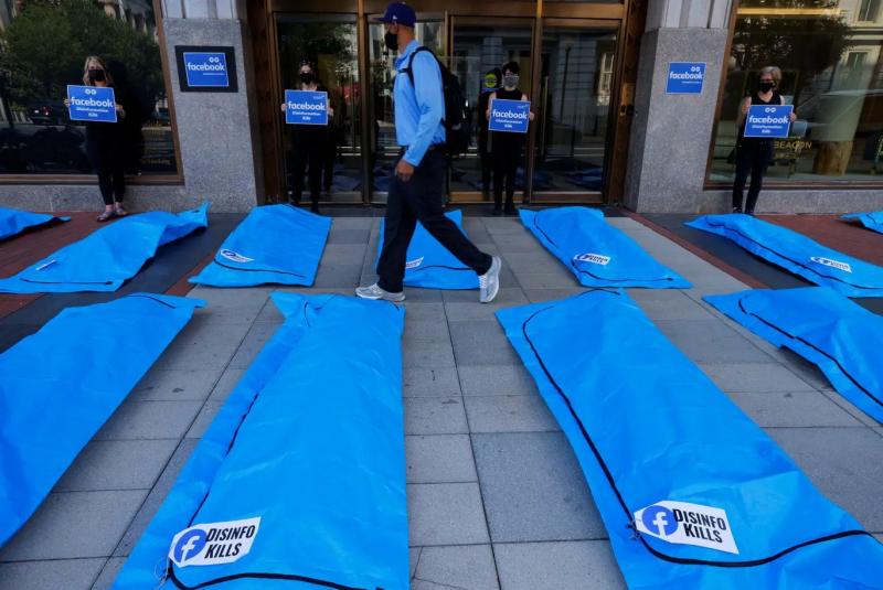 Facebook 'ceset torbalarıyla' protesto edildi