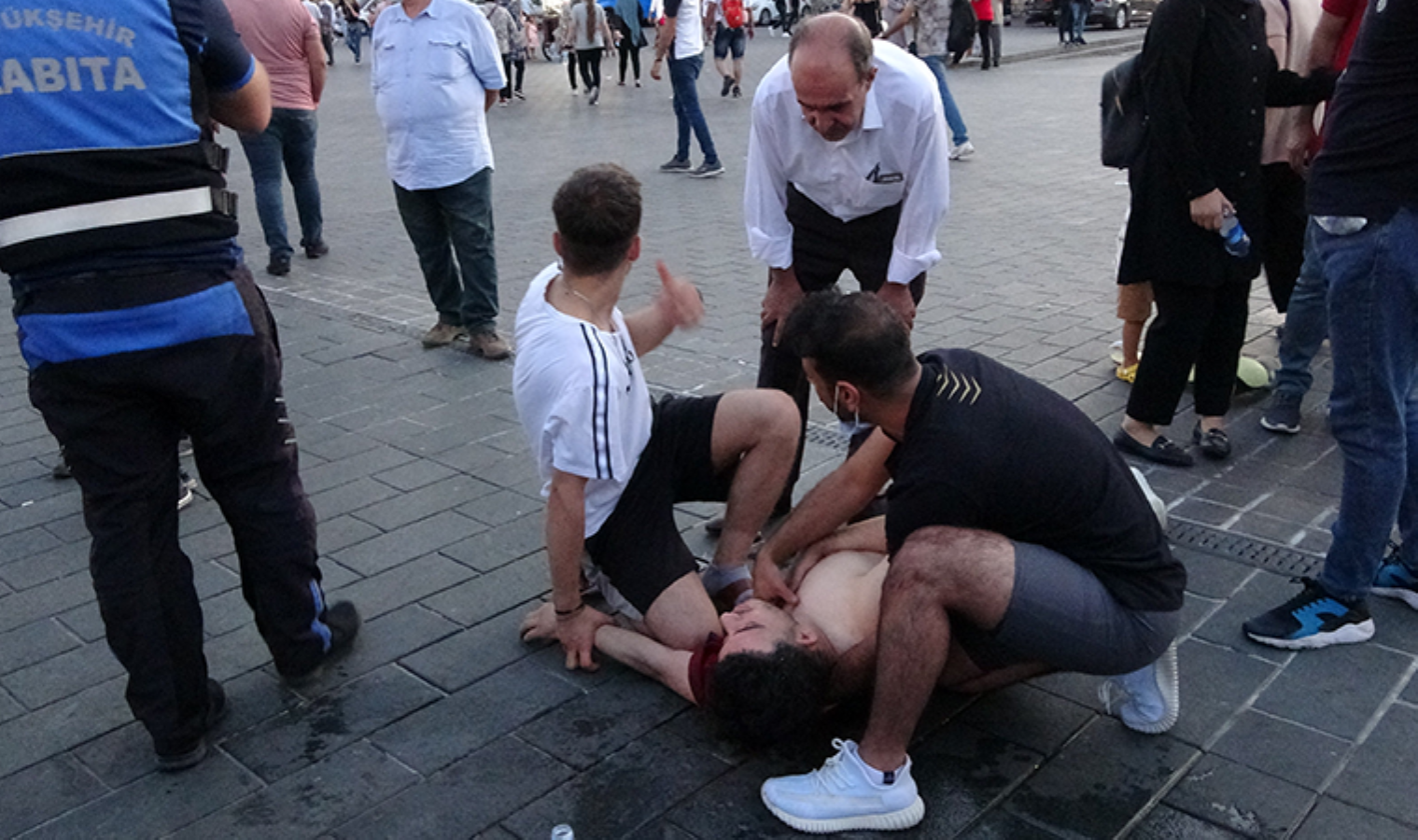 Taksim Meydanı’nda yere yığılan kalp hastası gence yurttaşlar müdahale etti