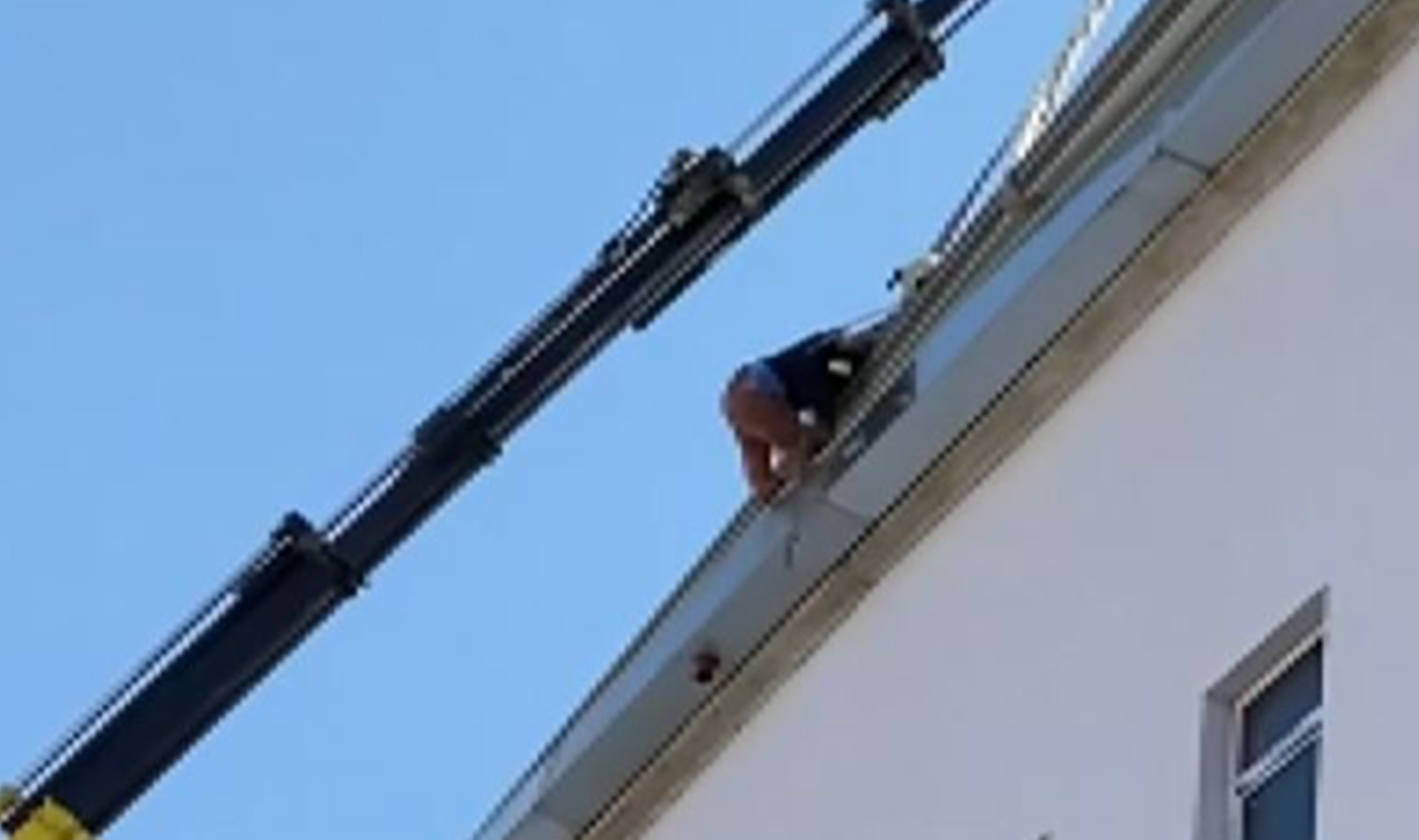 İnşaat işçisi çatıda asılı kaldı