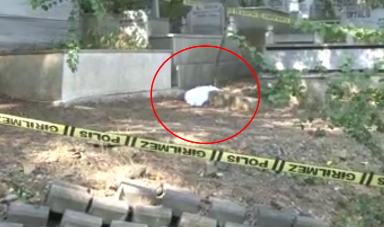Şişli’de bulunan Feriköy Mezarlığı’nda kefene sarılı ceset iddiası