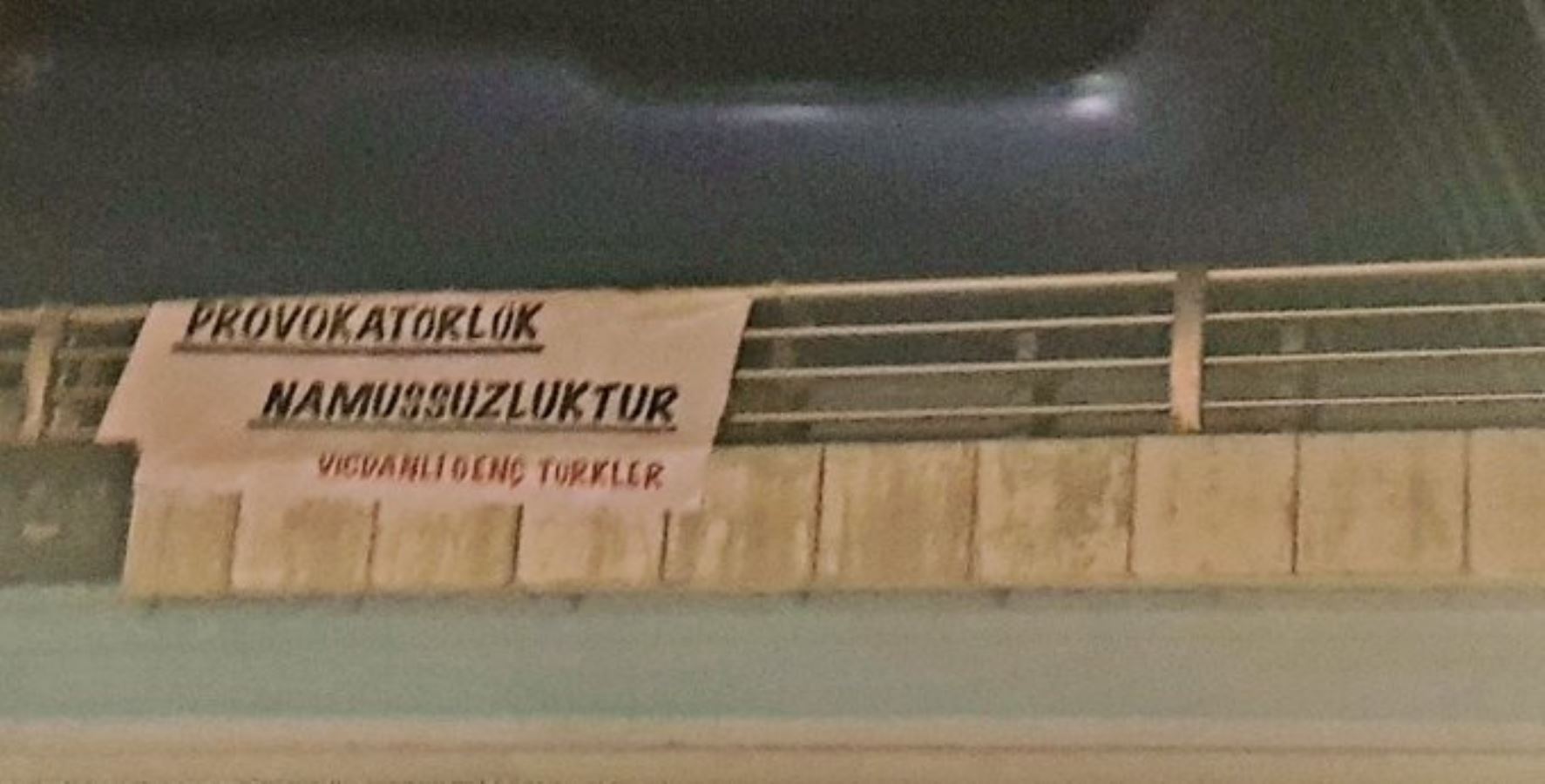 Bu kez ‘Vicdanlı Genç Türkler’ imzasıyla karşı pankart astılar