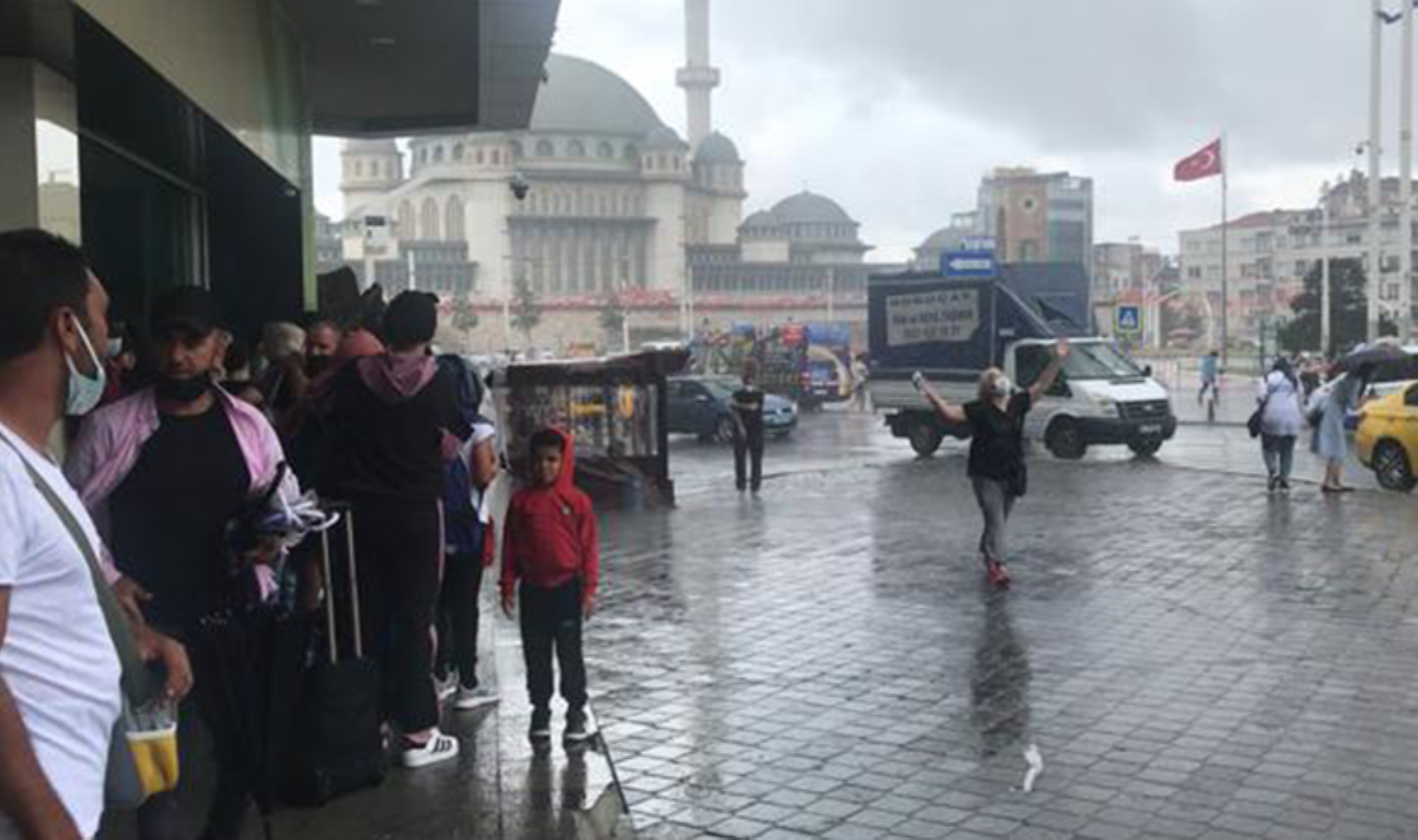 Bir anda bastırdı... Taksim'de yağmur