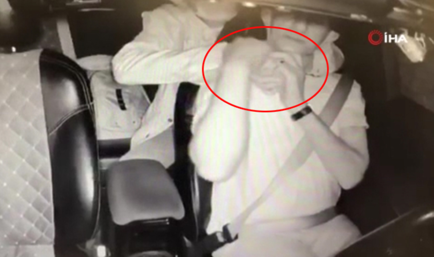 Müşteri gibi bindiği takside şoförün boğazına bıçak dayayıp gasp etti... Dehşet anları kamerada