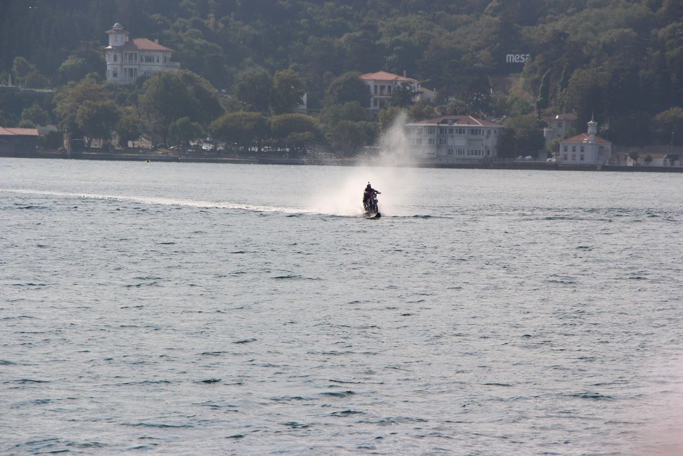Özel yapım motosikletiyle su üzerinde İstanbul Boğazı'nı geçti