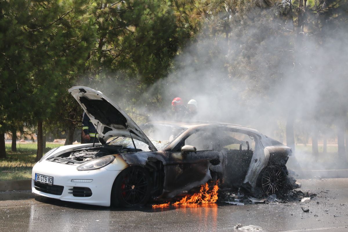 1 milyon 500 bin lira değerindeki lüks otomobil alev alev yandı