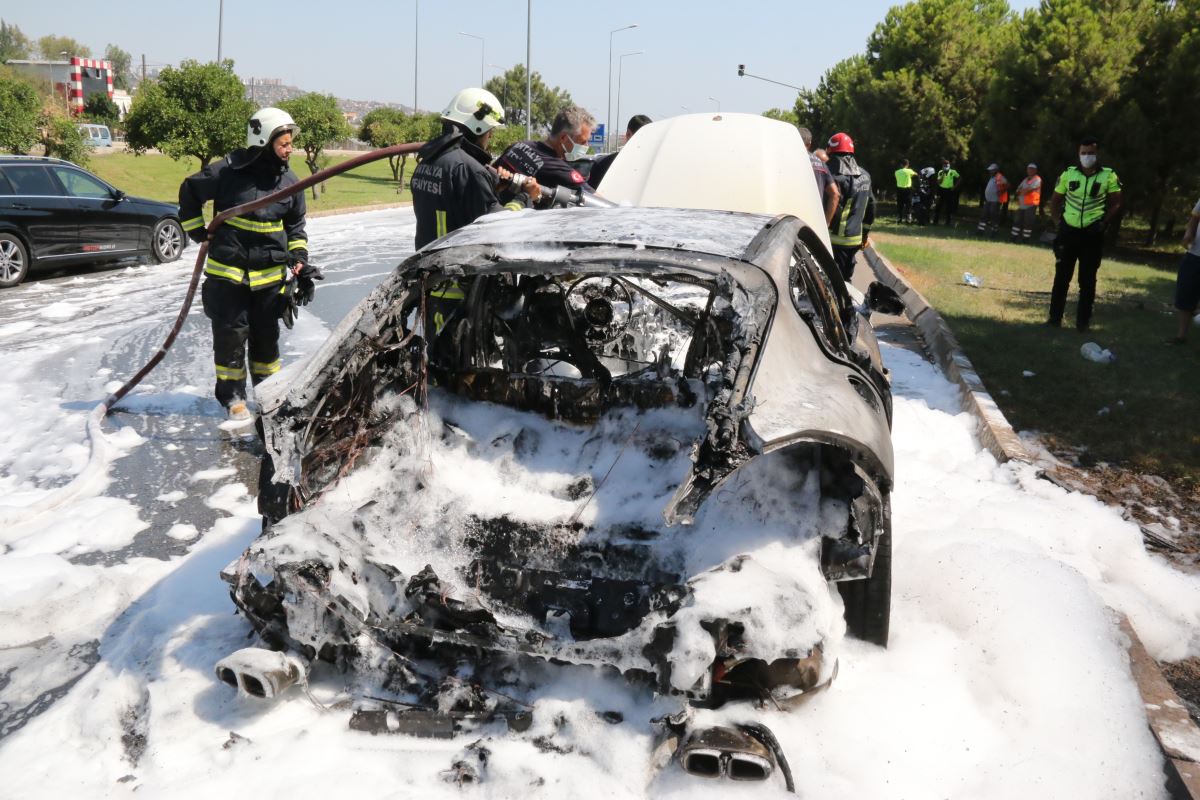 1 milyon 500 bin lira değerindeki lüks otomobil alev alev yandı