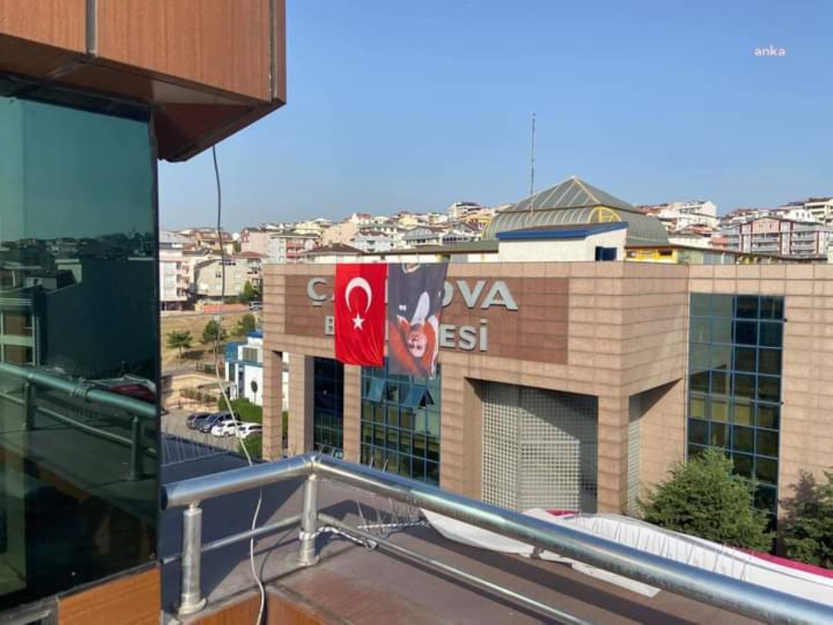 AKP'li belediye, Atatürk'ün resmini ters astı