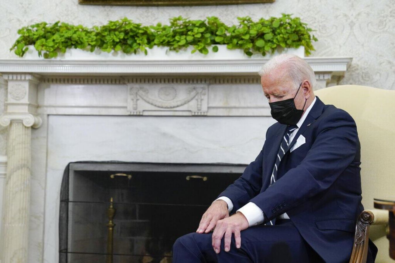 Dünya bu görüntüleri konuşuyor: Joe Biden toplantıda uyuyakaldı