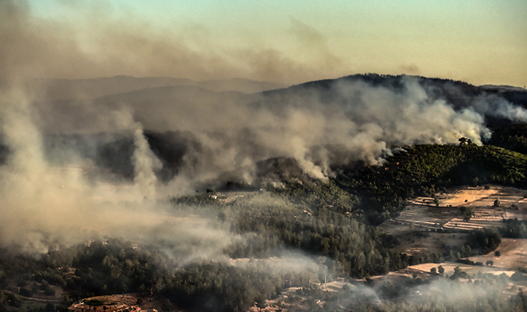 Marmaris'te orman yangınlarına yapılan müdahale helikopterden görüntülendi