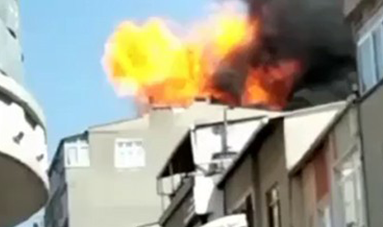 Son dakika... Küçükçekmece'de binanın çatı katında çıkan yangında patlama oldu: Dehşet anları kamerada