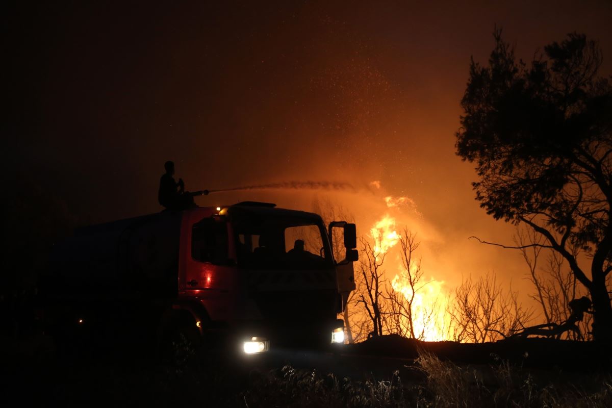 Yunanistan orman yangınlarıyla mücadele ediyor