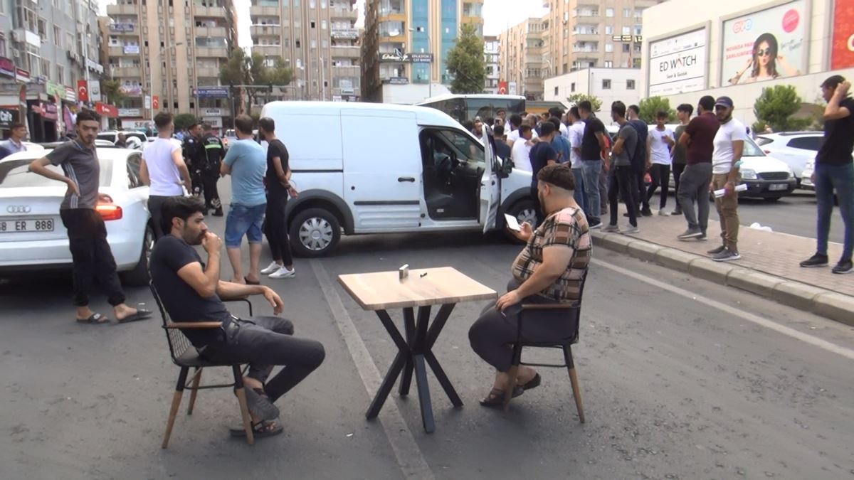 Yolu masa sandalye ile kapatıp, elektrik kesintilerini protesto ettiler