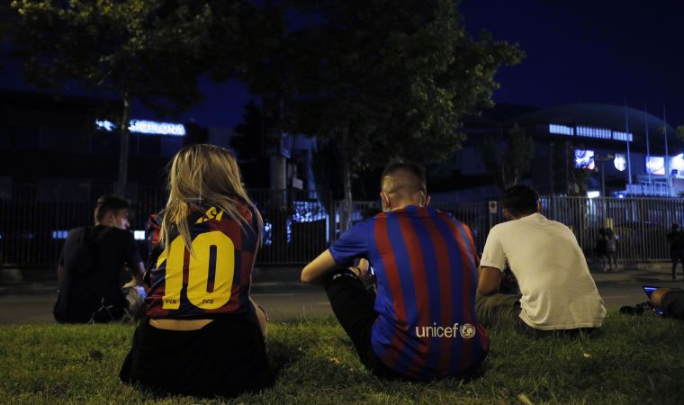Barcelonalı taraftarlar Lionel Messi için Camp Nou'da toplandı