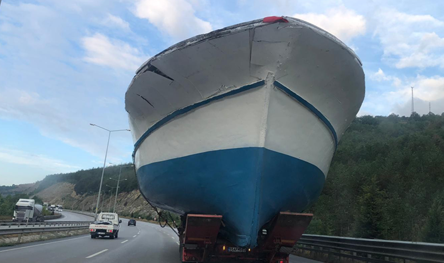 Karayolunda 21 metrelik tekneyi görenler şaşırdı