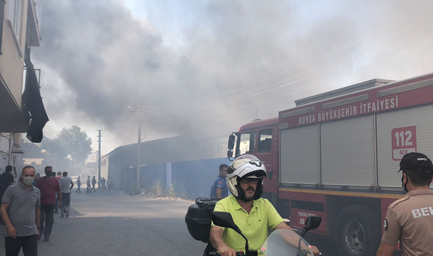 Bursa'da tekstil fabrikasında yangın...Siyah dumanlar yükseliyor