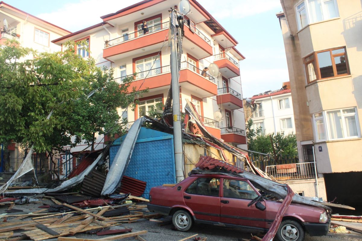 Ankara'da fırtına nedeniyle binaların çatısı uçtu
