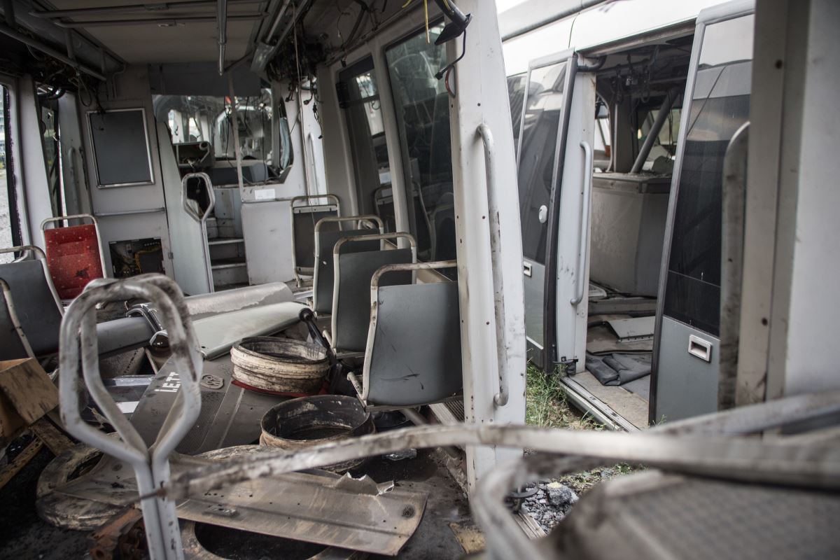 Cumhuriyet İETT Garajı'na girdi, çürüğe çıkartılan metrobüsleri inceledi