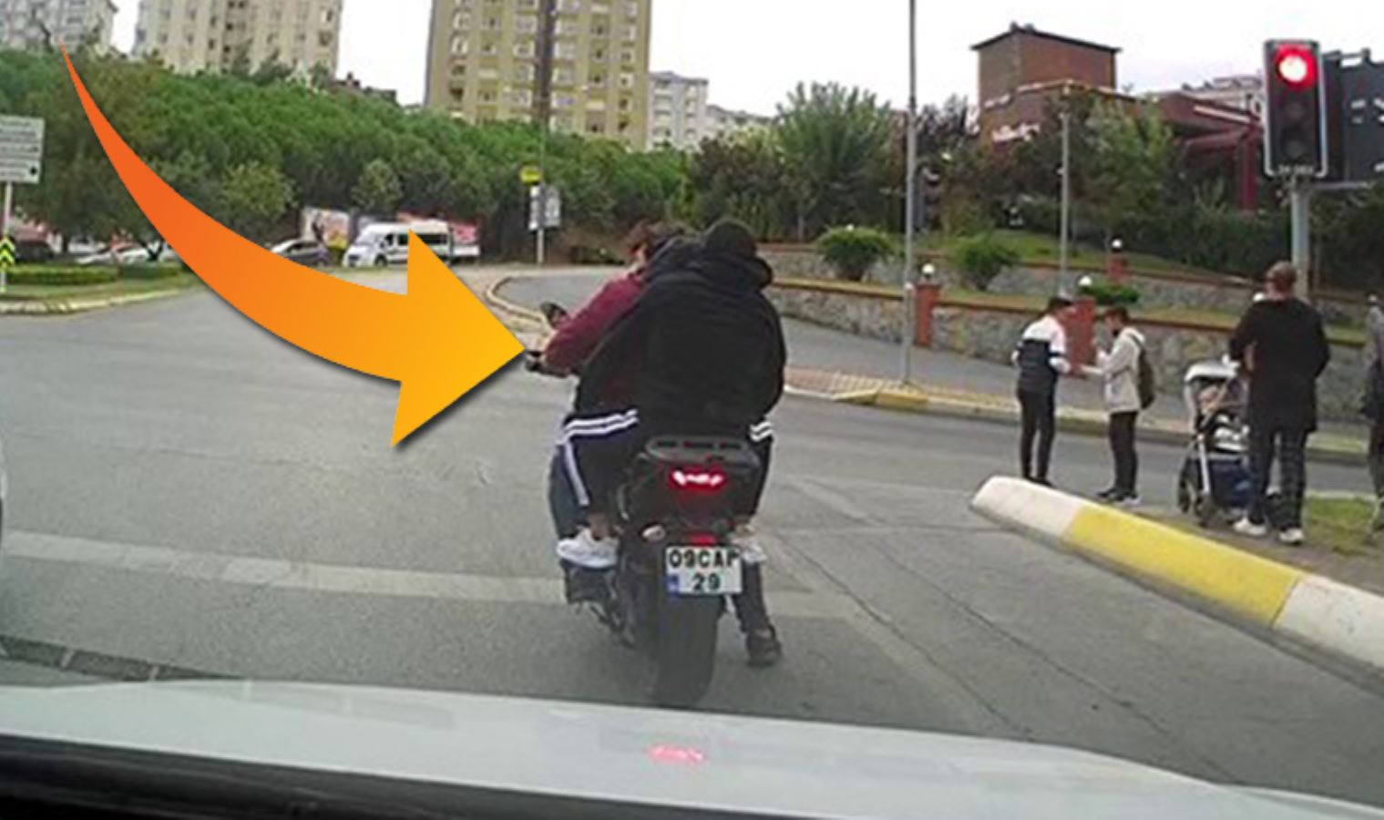 Ataşehir’de motosikletlinin tek teker terörü kamerada