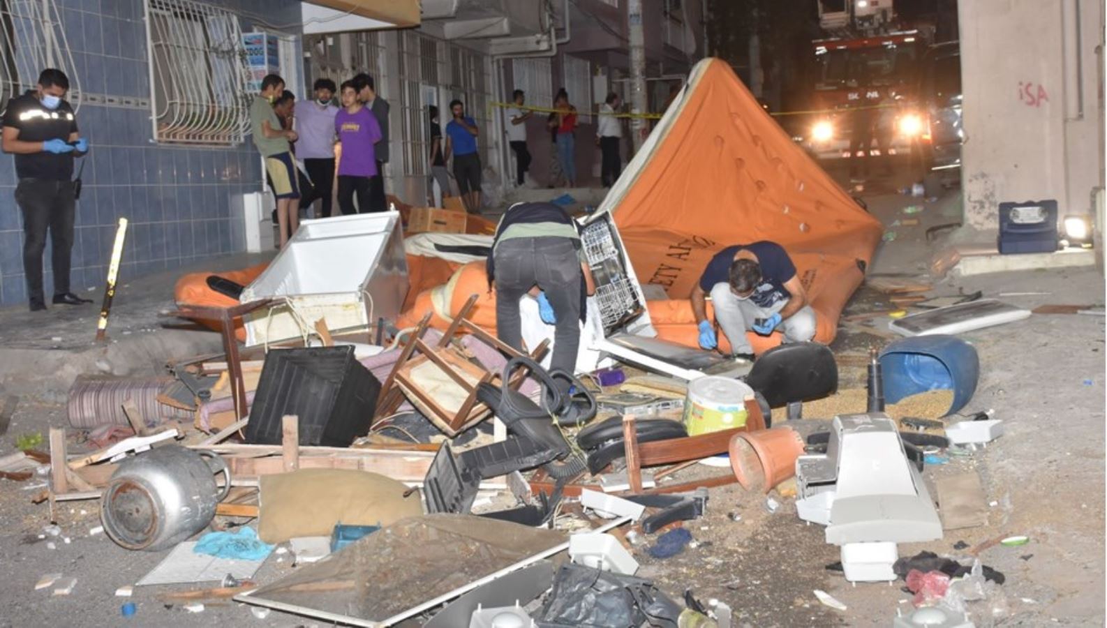 İzmir'de ev sahibi ile tartışan kiracı, eşyaları daireden sokağa attı