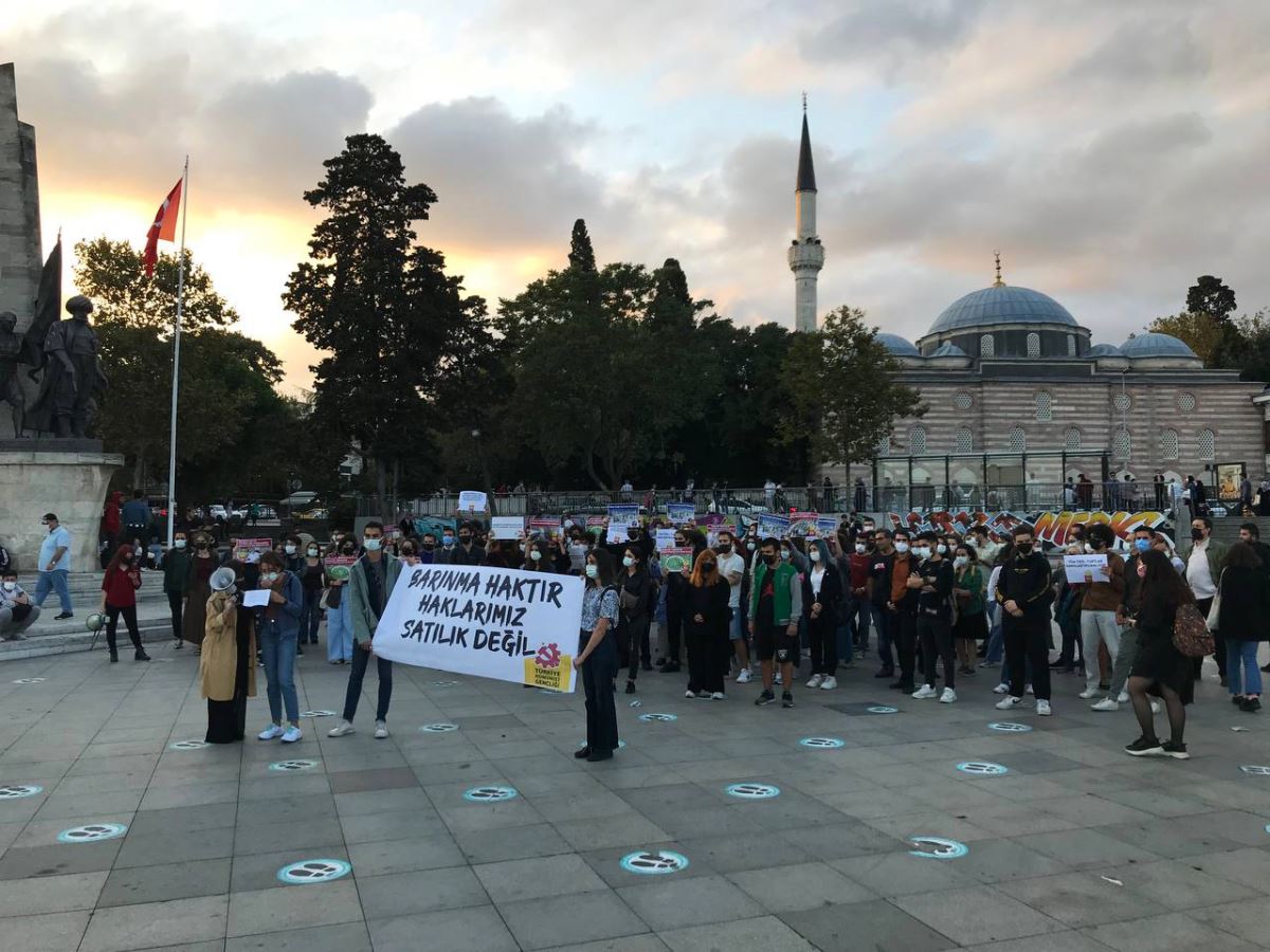Öğrencilerden Beşiktaş Meydanı’nda eylem: Saray değil yurt istiyoruz