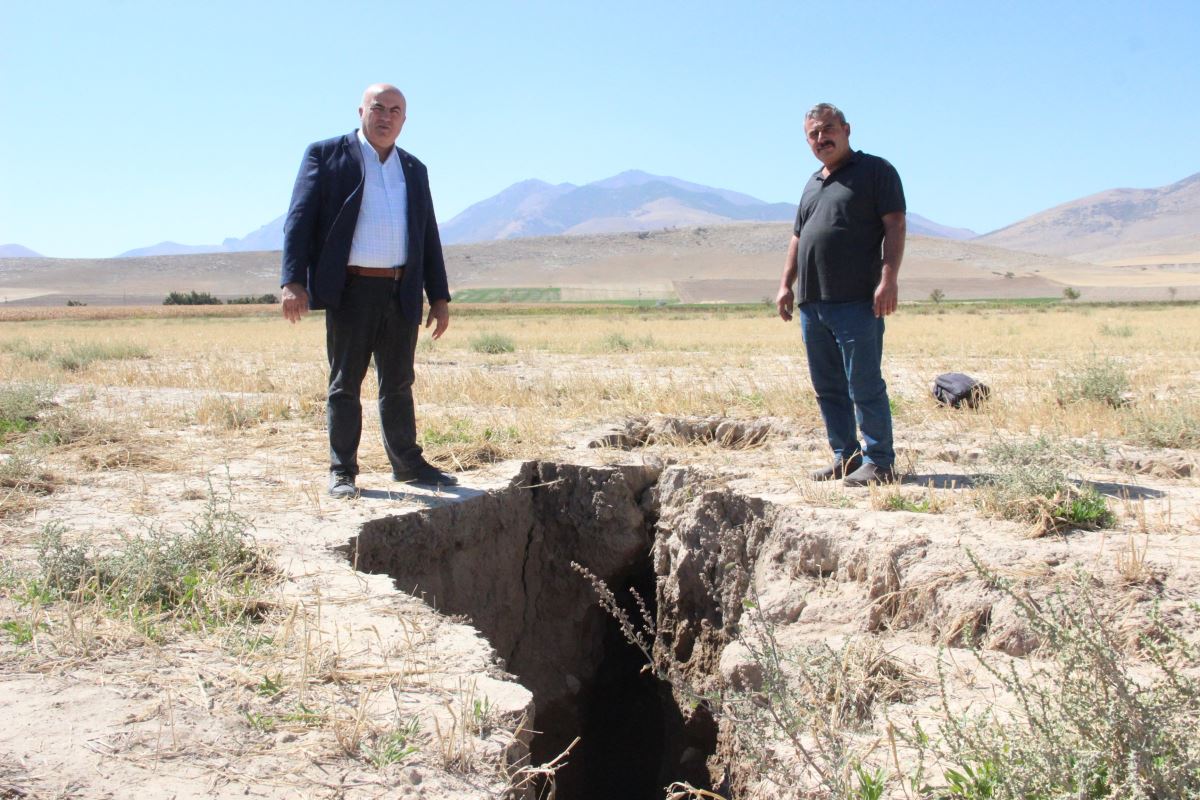 Konya'dan sonra Karaman'da da 'yüzey yarıkları' görüldü: Derinliği 2 metreyi aşıyor